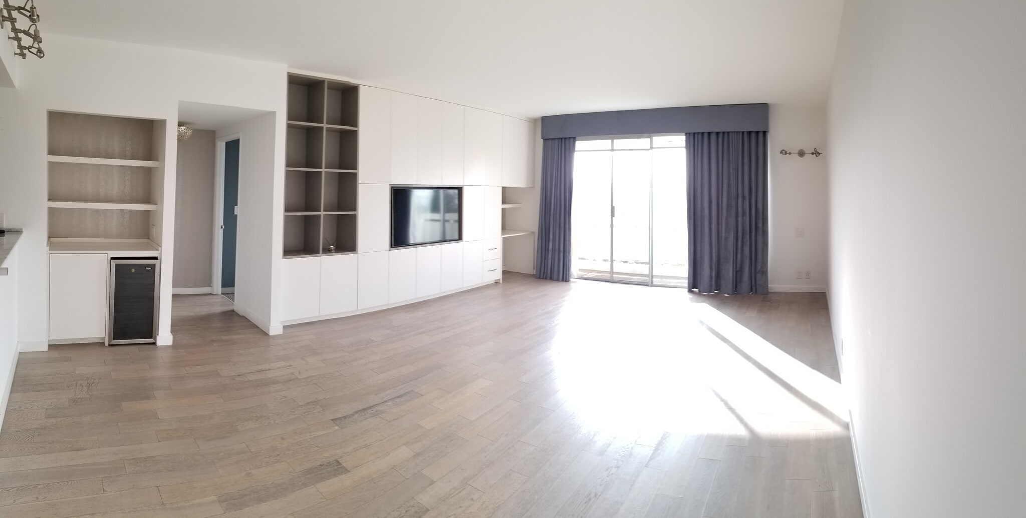 Living room empty - 321 S San Vicente Blvd