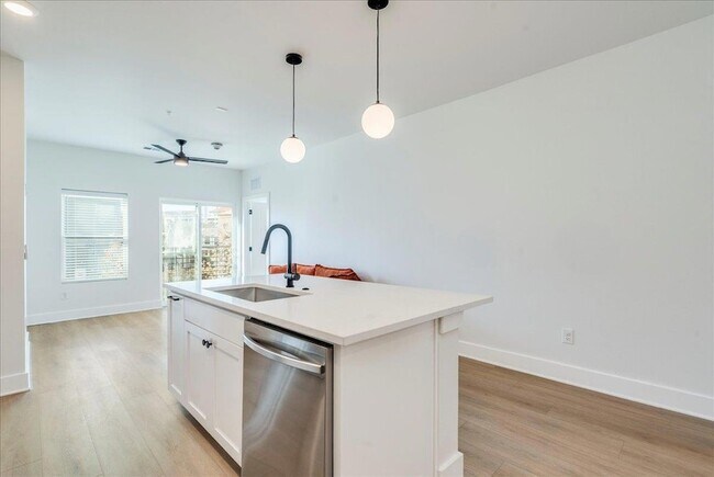 Building Photo - 3000 Duval St