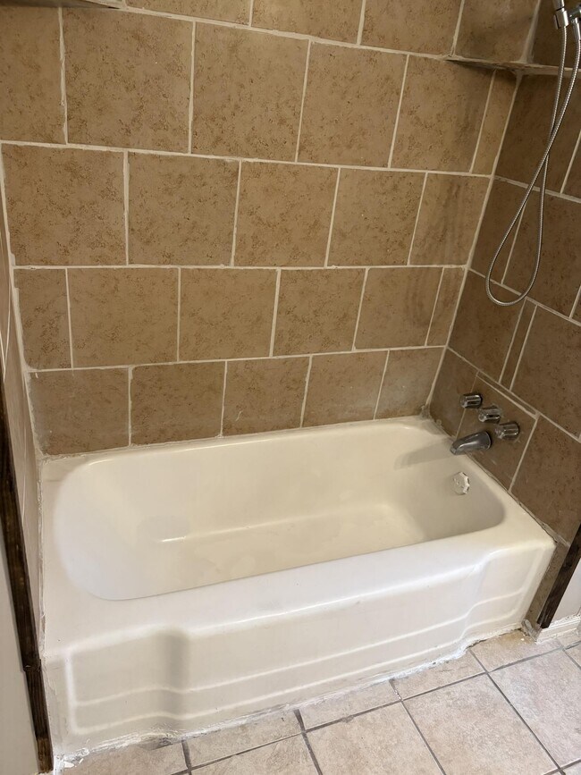 Building Photo - 2125 Kingsdale Dr