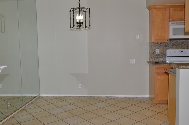 Dining area - 521 Montana Ave