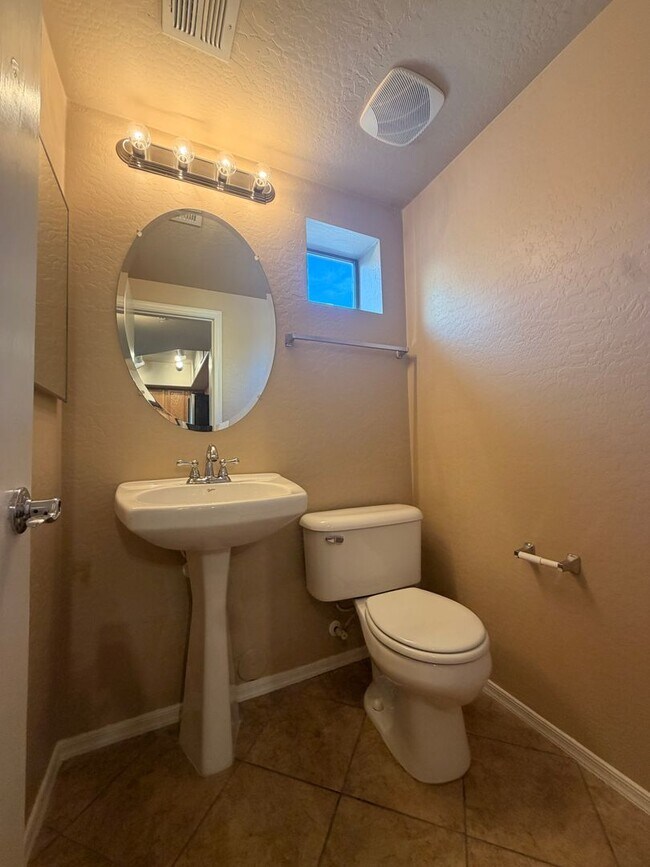 Building Photo - End Unit 2 bed/2.5 bath Town Home Ready 4 Move In!