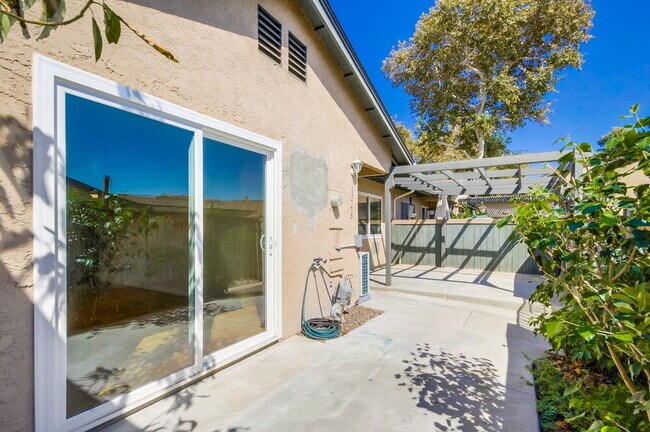Building Photo - Charming 2BR Home with Attached Garage, Private Patio and a Friendly Community!