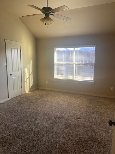 Building Photo - 3302 Lineage Loop