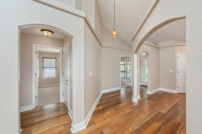 Building Photo - Spacious Home in Navarre!
