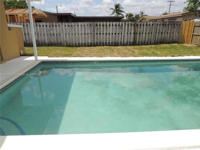 Building Photo - 3 bedroom in Hollywood FL 33020