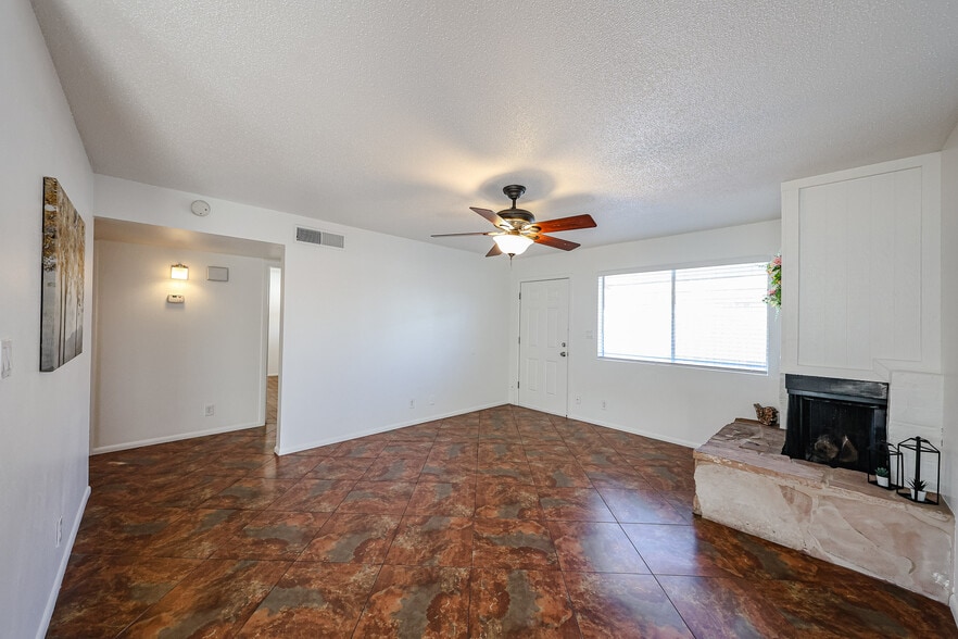 Large room with ceiling fan - 3022 N 37th St