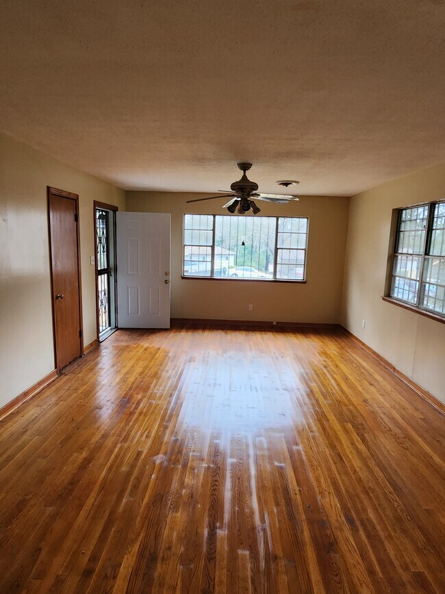 Building Photo - 729 Heather Ln