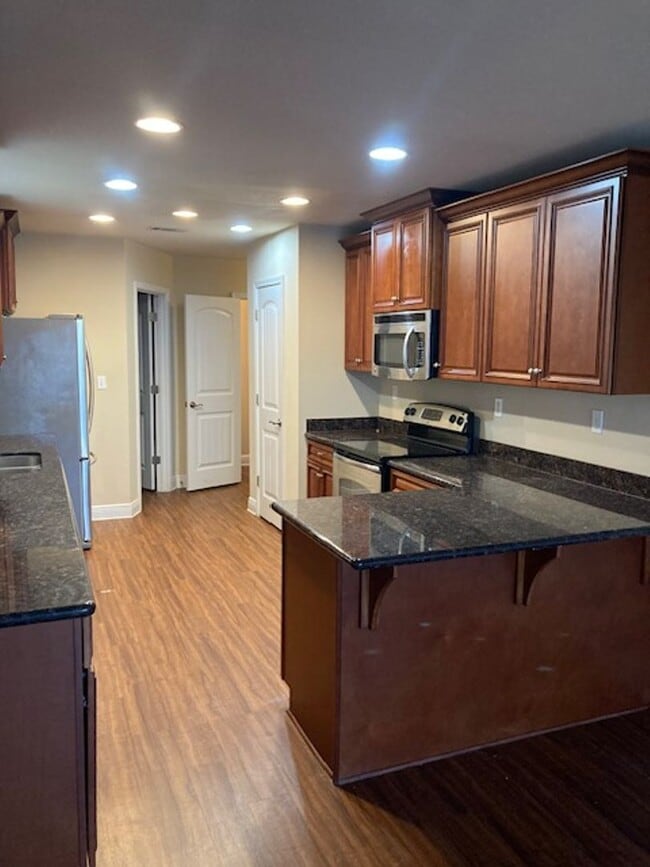 Building Photo - Spacious 4 Bedroom