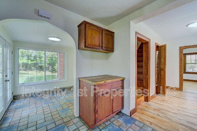 Building Photo - 4226 NE Antioch Rd