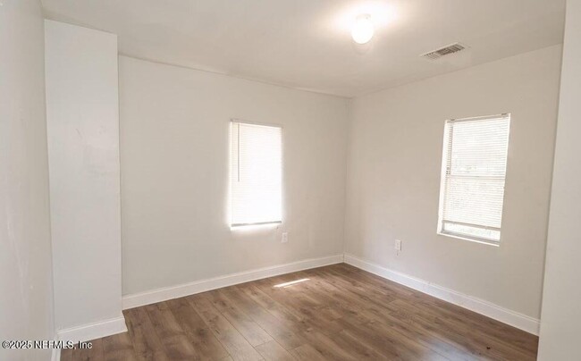 Building Photo - 846 Baker Ave
