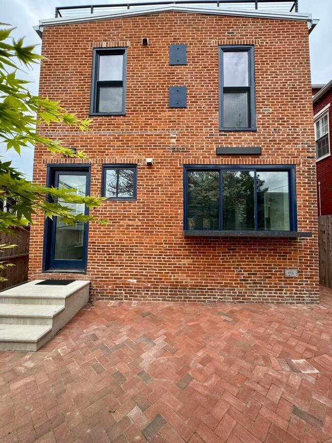 Building Photo - 107 Calder St