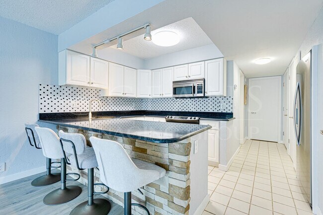 Building Photo - Charming Beachside 1-Bedroom Condo – Available Now