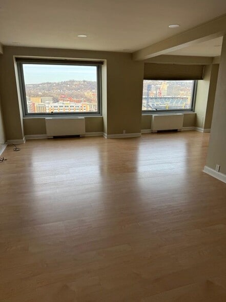 Building Photo - 320 Fort Duquesne Blvd