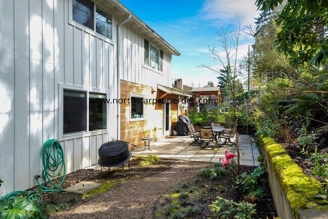 Building Photo - Lake Oswego Beauty Next to Tryon Creek