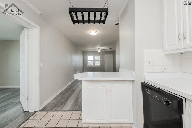 Building Photo - 1400 Phoenix Dr