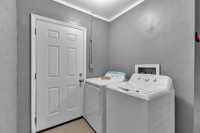 Building Photo - 815 Sherwood Dr