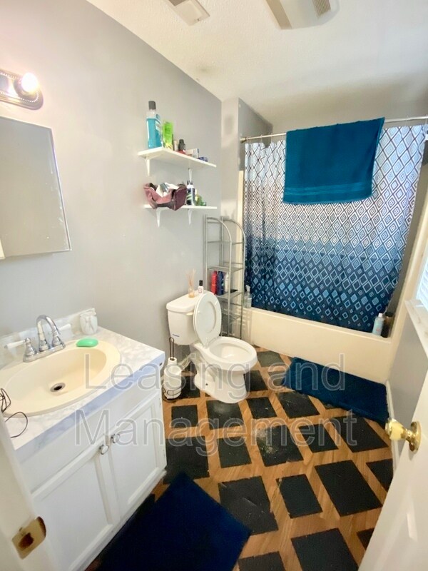 Building Photo - 146 Line St