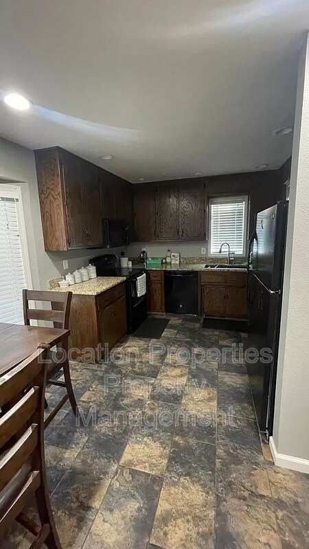 Building Photo - 2824 University Dr