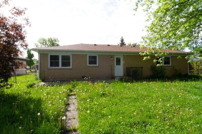 Building Photo - Updated 3 bedroom 1.5 bath home in desirab...