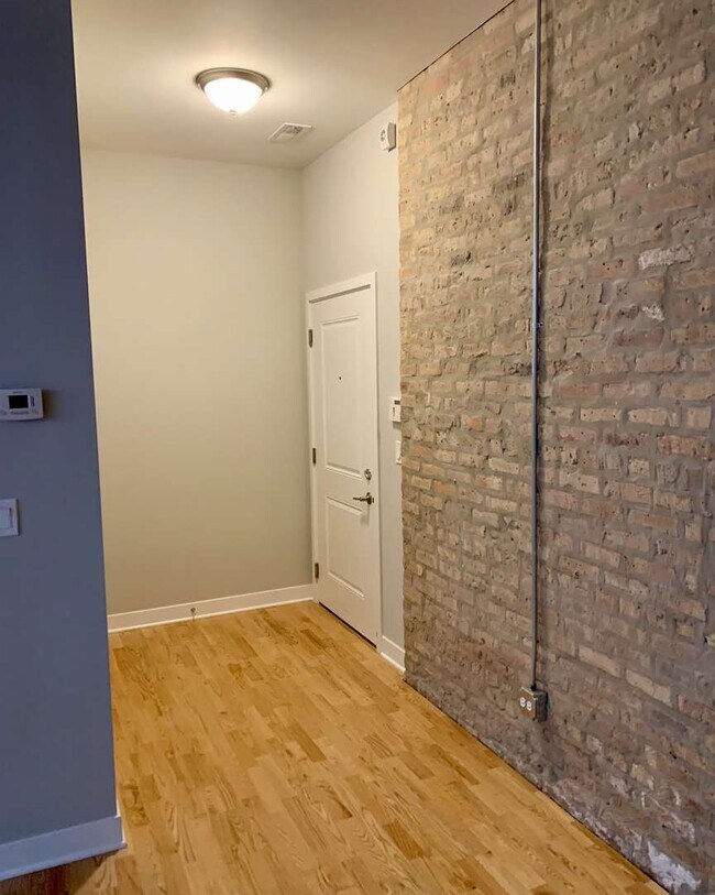 Building Photo - 6125 N Clark St