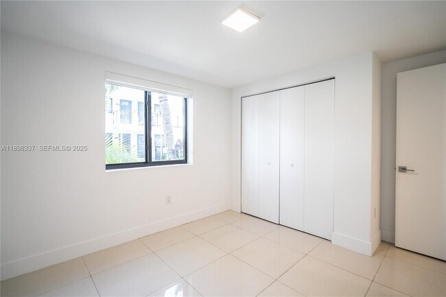 Building Photo - 1985 Bay Dr