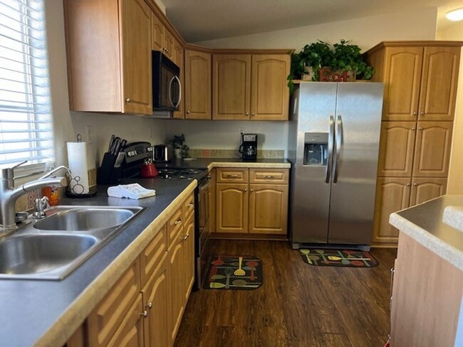 Building Photo - Fully furnished 3 BR Home Includes Utiliti...
