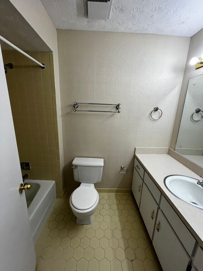 Building Photo - Beautiful New to Market!