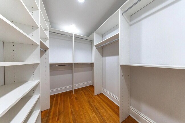 Building Photo - Gorgeous U-City Pershing Ave 4 bedroom/3 bath GEM - Fully Furnished with CLASS AND ELEGANCE - Mus...