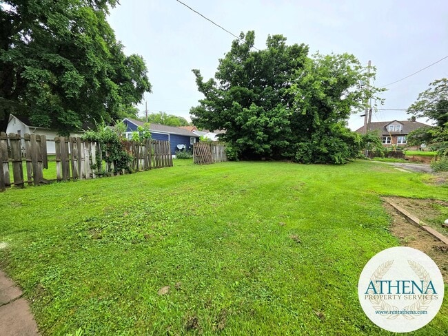 Building Photo - Charming 3 Bedroom / 1 Bath House with Original Hardwood Floors