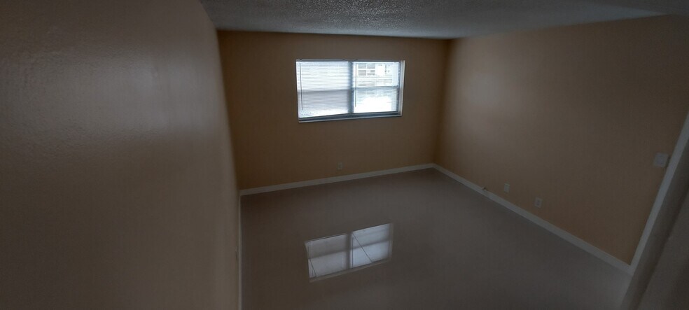 Building Photo - 7910 Colony Cir N