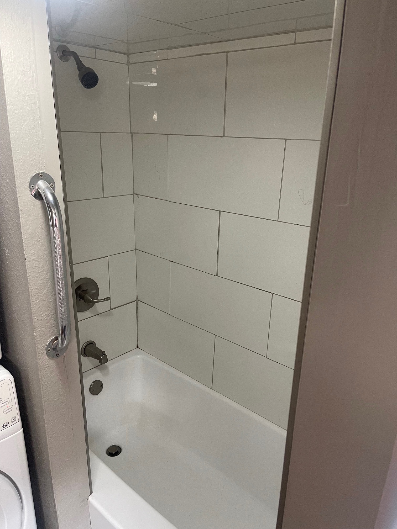 Bathtub/Shower - 620 Court St W