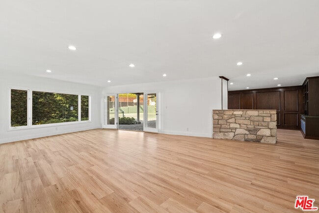 Building Photo - 717 Alta Dr