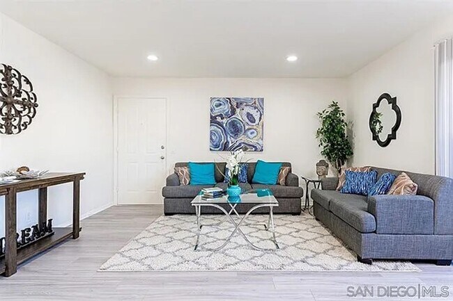 Building Photo - Newly on the Market.. Desirable 2/2 Condo