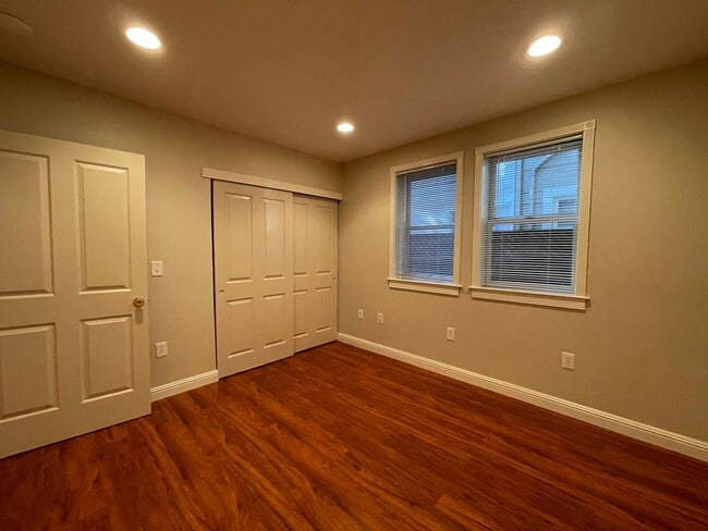 Building Photo - Spacious 2 Bedroom, 2 Bath, 2 Car Garage with Washer Dryer!