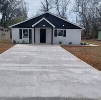 Building Photo - AVAILABLE NOW!