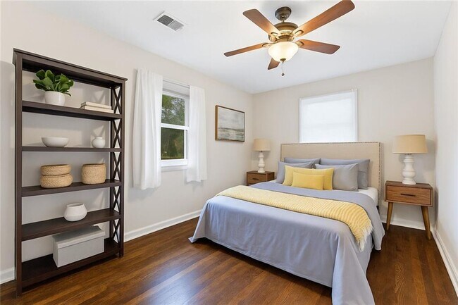 Building Photo - 551 Lyle Dr SE