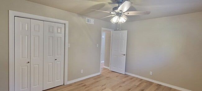 Building Photo - UPDATED COLONIAL PARK CONDO