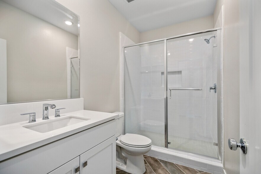 First floor bathroom with large shower - 590 Catalonia