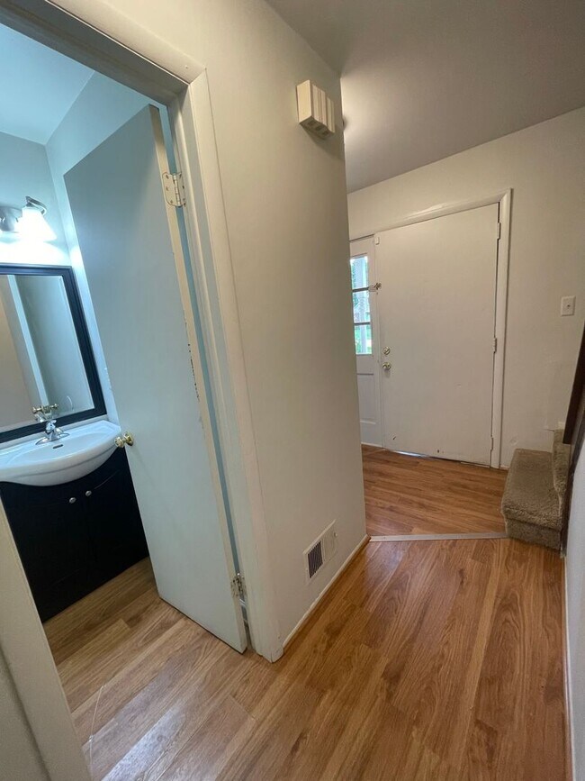 Building Photo - Beautiful 4 Bedroom Home in Ypsilanti! - F...