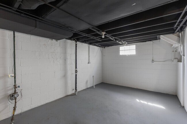 Building Photo - Benson Beauty!