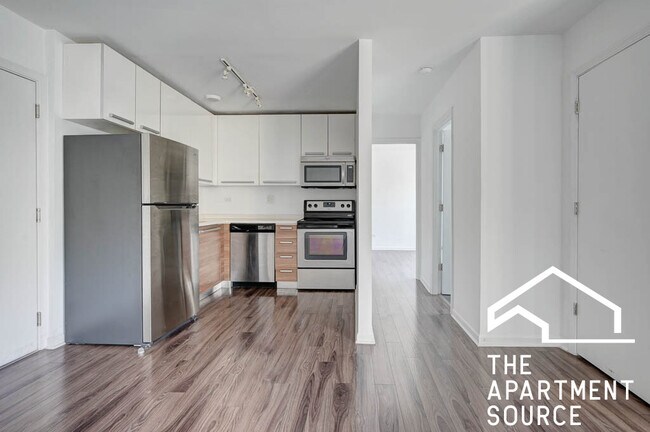 Building Photo - 925 W Carmen Ave