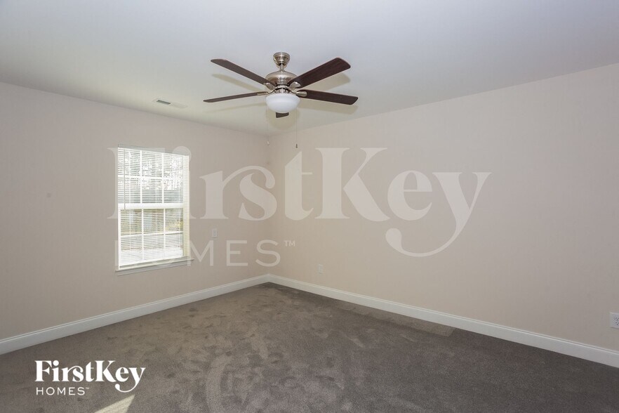 Building Photo - 628 E Ketchie St