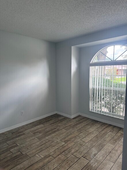 Building Photo - 4400 Venice Dr