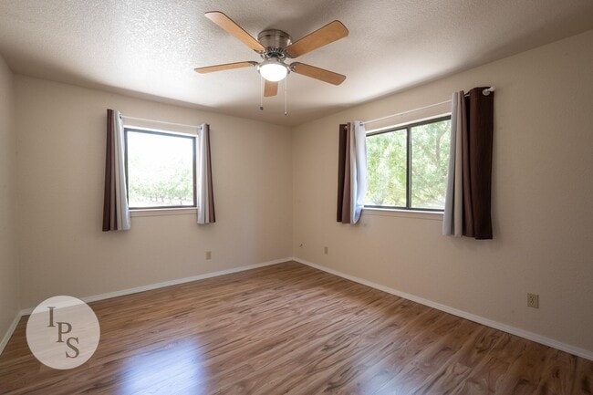 Building Photo - Fresno Westside Farm Home, 2BR/2BA, Built 1992 – Modern Updates!