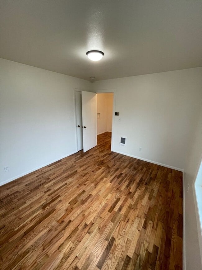 Building Photo - AVAILABLE NOW!!! Spacious 2bd/1ba House w/...