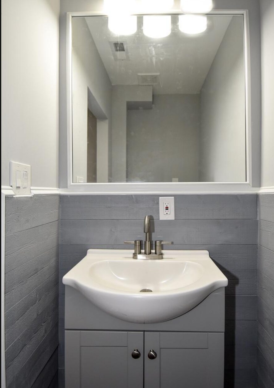 Building Photo - 1373 Downing St NE