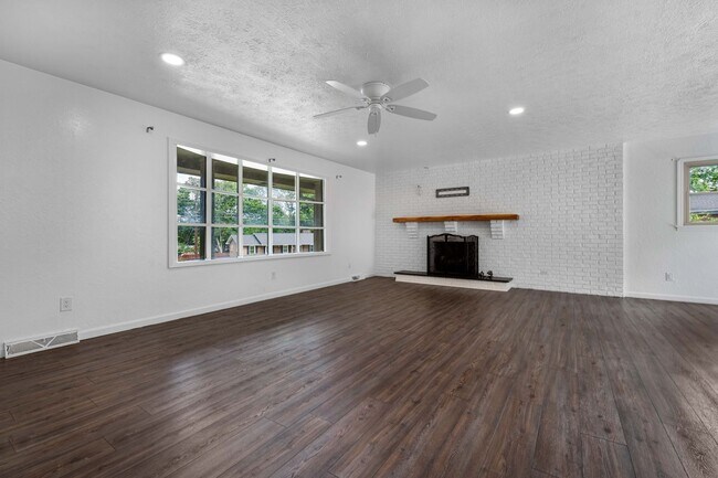 Building Photo - JC Rental Available. Prime location