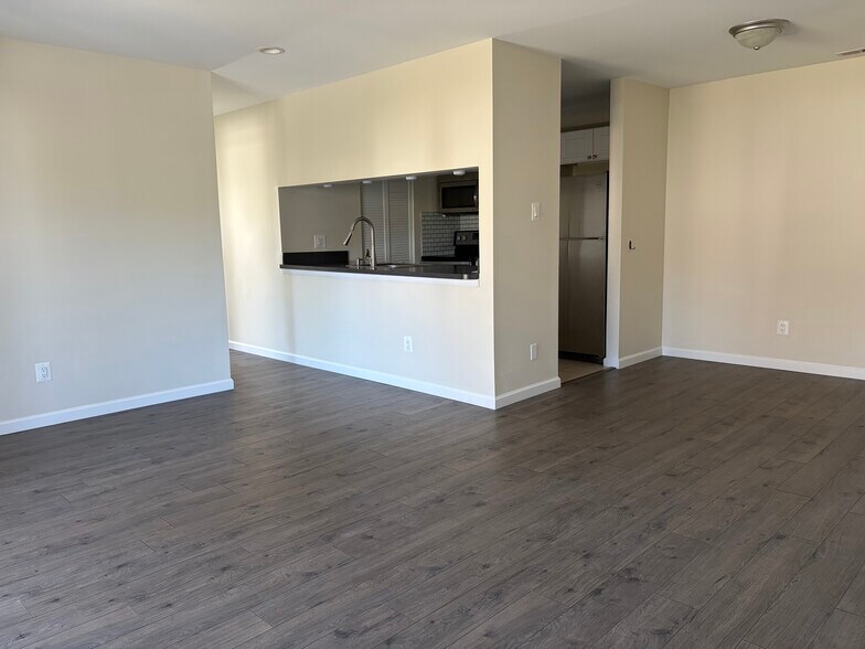 Building Photo - 706 The Woods