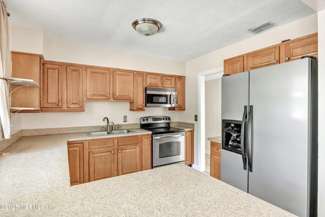 Building Photo - 2930 Wycombe Dr W