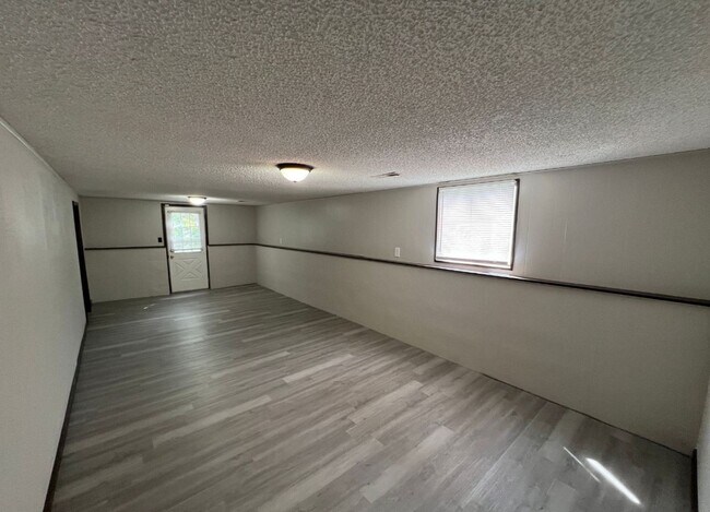 Building Photo - Spacious 2 Bedroom Duplex with Garage and ...